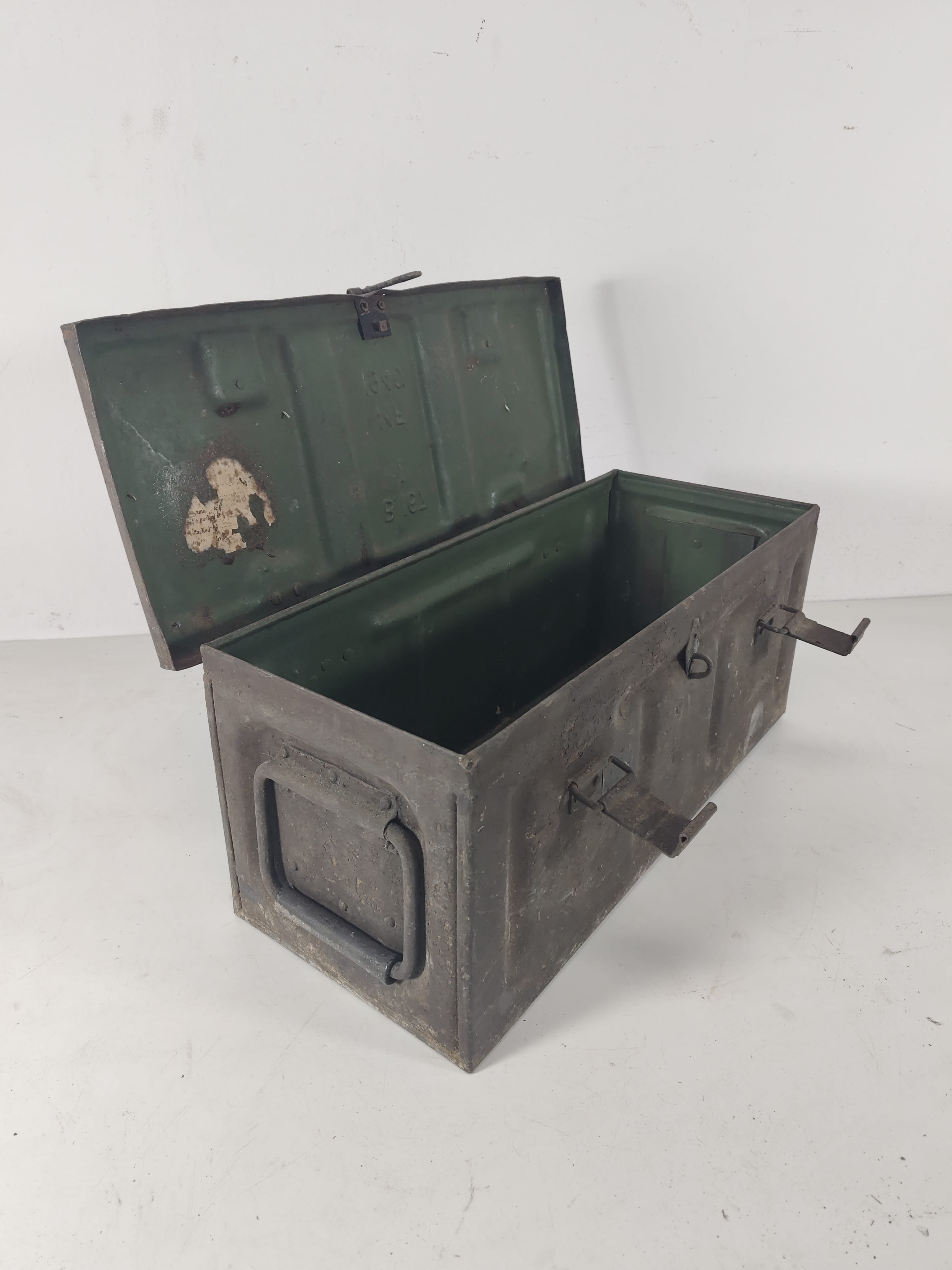 caja_militar_armamento_metal_23.5x55x23_1u