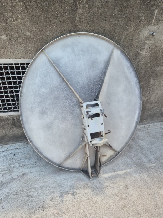 antena-senal-satelite-metal-blanca-105x92x20-1u
