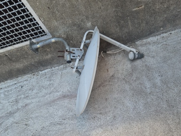antena-senal-satelite-metal-blanca-65x55x86-1u